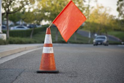 HAMPTON PROD 18'X18' SAFETY FLAG &DOWEL - 04901